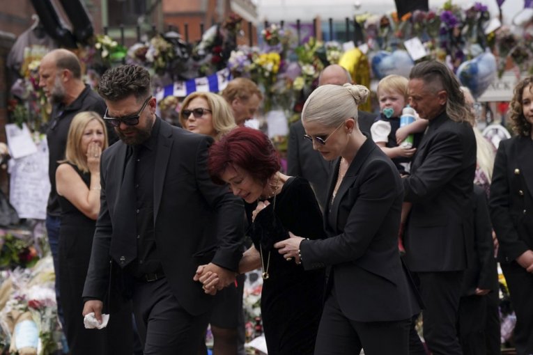 TERALA GA DA NOSI JAKNU U KOJOJ JOJ SE OTAC UBIO! Njegovoj sestri dala KRVAVU kosu! Najjezivija ispovest porodice pevača LEDI KRV U ŽILAMA!