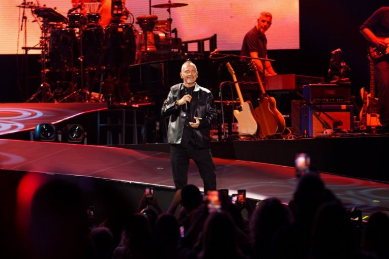 EROSA RAMACOTIJA SALETELE OBOŽAVATEJKE, ODMAH PROGOVORIO NA SRPSKOM! Šuškalo se da ga je zavela naša lepotica zbog koje je „OLADIO“ MONIKU BELUČI! (VIDEO)