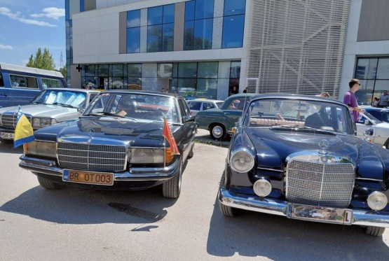 Više od 200 oldtimera prodefilovalo Mostarom