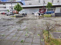 Jako nevreme stiglo u Republiku Srpsku; Olujni vetar i grad pričinili materijalnu štetu