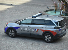Muškarac u Kanu se zabarikadirao sa detetom, prethodno dve osobe napao nožem