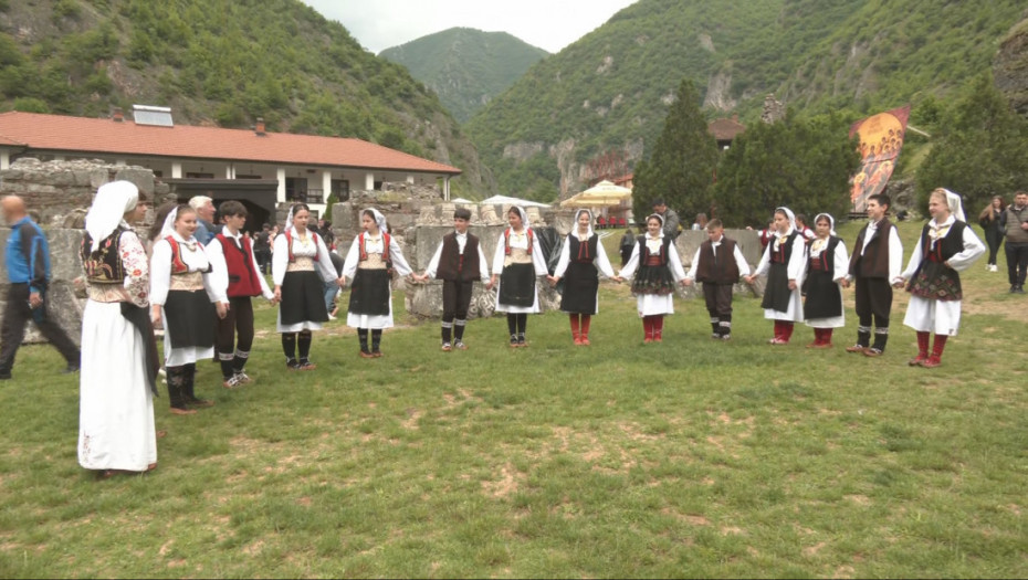 Momci iz Crne Gore privedeni u Prizrenu zbog zastave Srbije