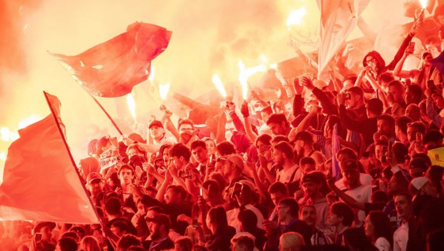GROBARI I DELIJE PODBACILI: Evo ko vlada Eks-Ju tribinama