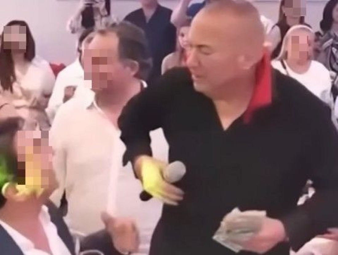 Đanija urnišu nakon što ga je gost ujeo
