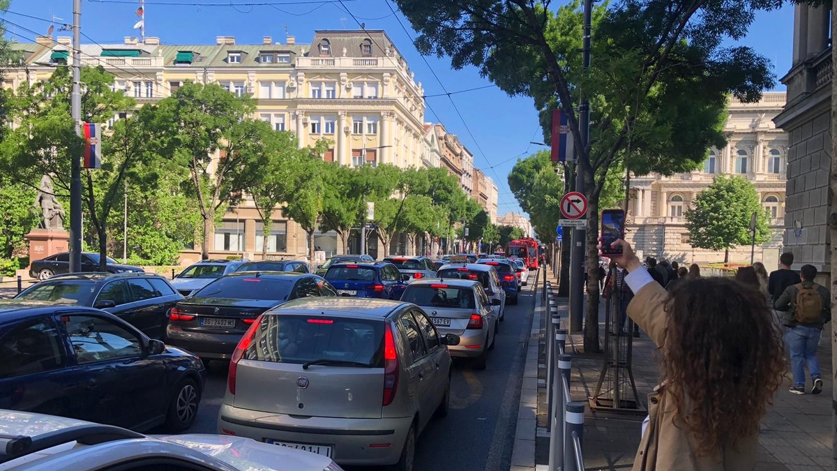 Kolaps u Beogradu: U centru grada totalno zakrčenje, građani izlaze i autobusa i idu pešice