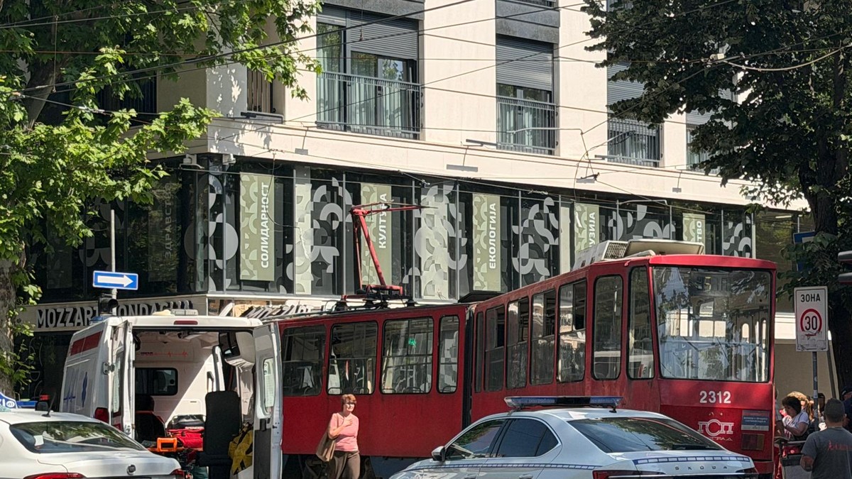 Tramvaj iskočio iz šina i zakucao se u zgradu na Dorćolu: Svi su vrištali