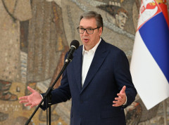 Transparenti sa uvredljivim porukama Vučiću uoči njegovog dolaska u Tivat