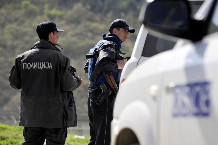 Devojka videla policiju, pa krenula da guta paketiće sa drogom? Neverovatna scena u Severnoj Makedoniji