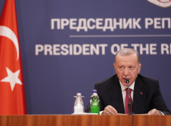 Erdogan poklonio Starmeru lični revolver sa bojevom municijom