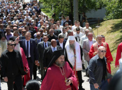 Služen pomen stradalim Srbima i položeni venci na bratunačkom groblju