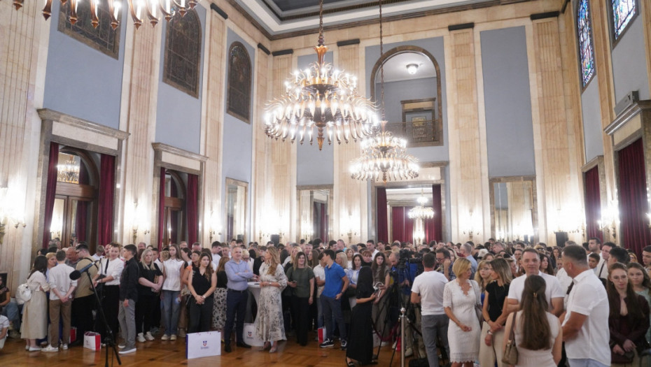Šapić uručio nagrade učenicima generacije u Beogradu