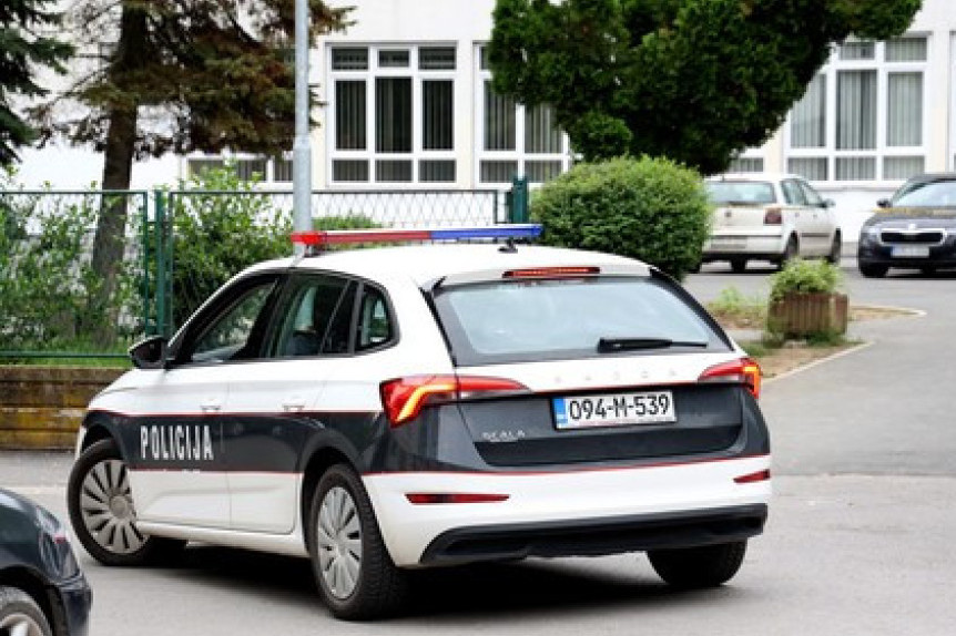 Napad usred dana: Komšija isekao ženu u Tuzli, završila u bolnici