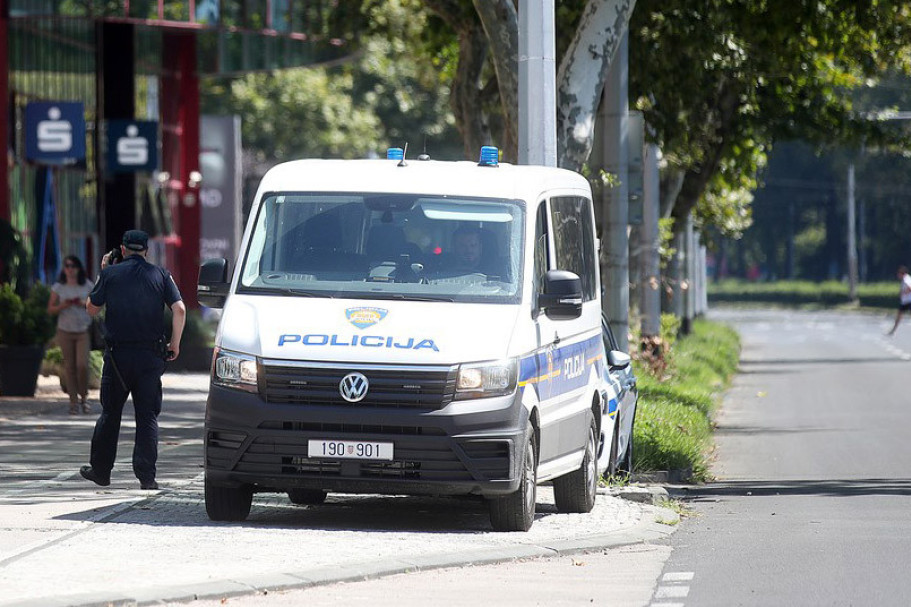 Horor u Hrvatskoj: Muškarac pokušao da zadavi članicu porodice!