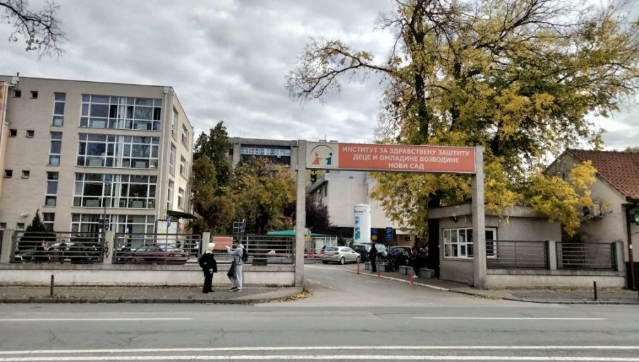 Poznato stanje maloletnika (15) povređenog u sredu uveče u parku kod Medicinske škole u Novom Sadu