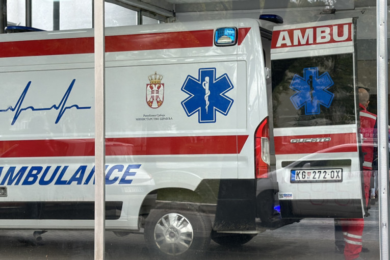 Teška nesreća kod Novog Pazara: Automobil završio na krovu ispod mosta, ima povređenih