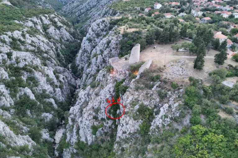 Pronašli ga zaglavljenog između dve stene: Muškarac visio naglavačke 10 sati na više od 30 stepeni