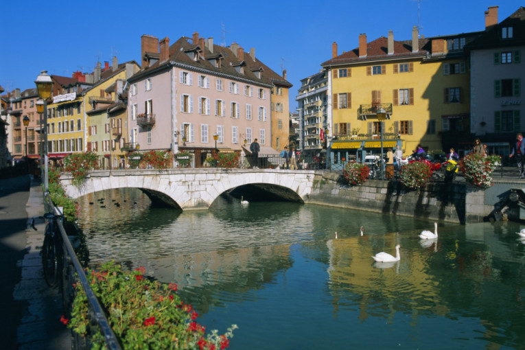 Venecija Alpa kraj kristalnog jezera: Grad kanala, srednjovekovne arhitekture i planinskih pejzaža (FOTO)
