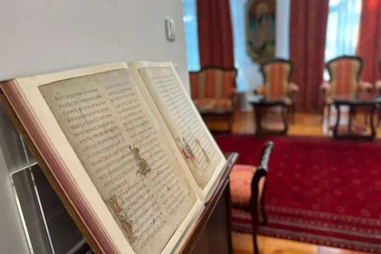 Nesvakidašnja priča iz Čačka: Retko izdanje Miroslavljevog jevanđelja stavili u kamion za otpad, sveštenik ga odbranio telom! (FOTO)