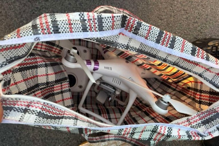 TAKSIJEM KRENUO KA ZATVORU SA PIŠTOLJEM I DRONOM! Policija Nišliji osujetila neverovatan plan