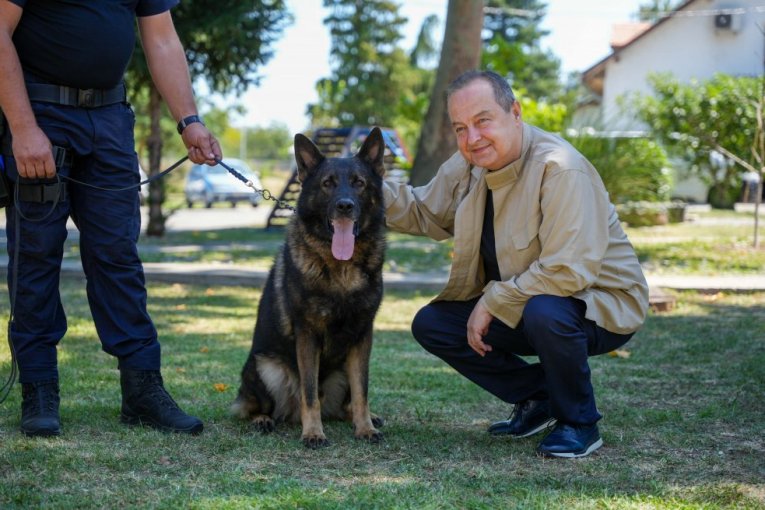 Pas Aki postao heroj policije, Dačić obišao jedinicu koja je rešila zločin!