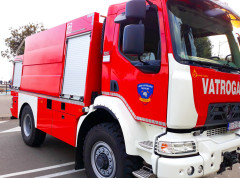 Vatrogasci spasili vozača i vozilo koje je visilo nad provalijom