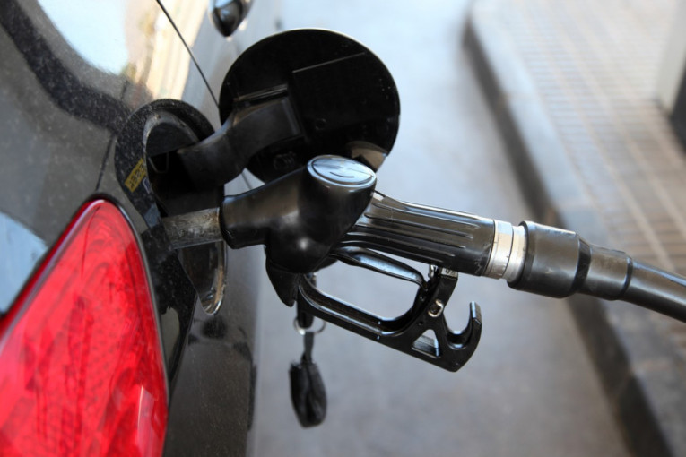Saznajte od čega zavisi: Zašto je otvor rezervoara za gorivo na nekim automobilima levo, a na drugima desno?