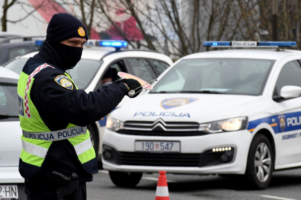 Šok napad usred dana u parku: Mladić prišao muškarcu, izbo ga i posekao!