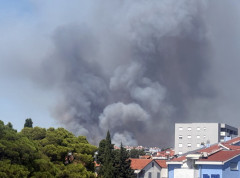 Kod Lećevice izbio požar na nepristupačnom terenu, gase ga kanaderi
