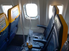 Prozor na avionu Rajanera slomili polomljeni delovi motora