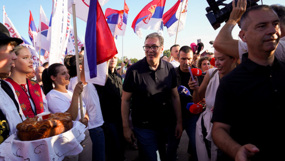 Teško je voditi politiku između Istoka i Zapada
