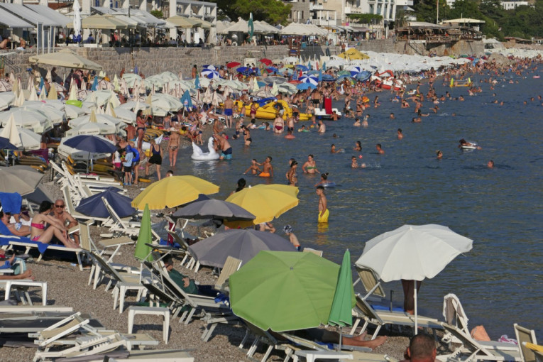 Haos u Sutomoru usred sezone: Vode ima samo nekoliko sati, turisti besni, prete odlaskom!