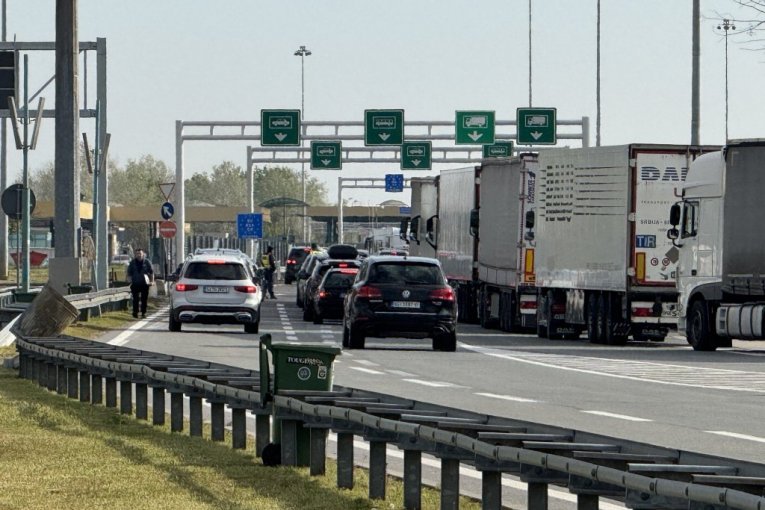DUGE KOLONE NA GRANICAMA! Kamioni na Batrovcima i Šidu čekaju ČETIRI SATA, evo gde je još kritično!