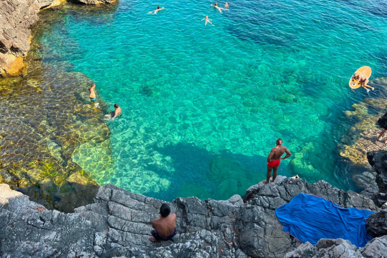 Ovde nema ni ležaljki, samo tirkizno more i kaskadne stene: Rt Veslo jedna je od najlepših plaža u Crnoj Gori – evo gde se nalazi (FOTO)